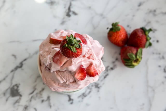 muestra un postre con fresas y su precio de $9