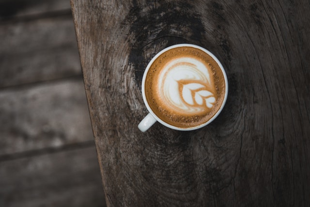 muestra un café moca y su precio de $4
