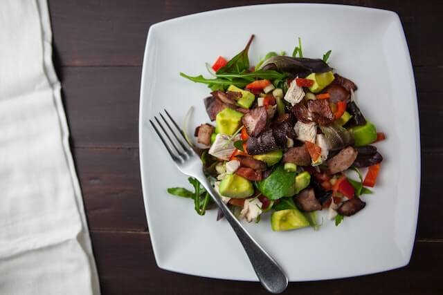 muestra un plata de carne con vegetales y su precio de $14