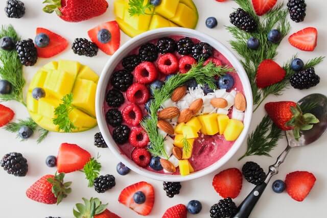 muestra una ensalada de frutas y su precio de $6