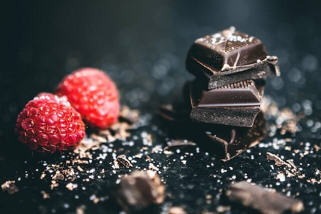 muestra un postre de fresas con chocolate y su precio de $5