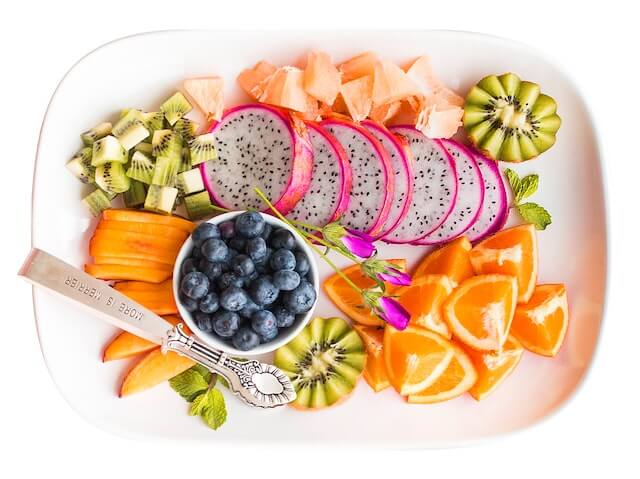 muestra un desayuno de frutas y su precio de $7