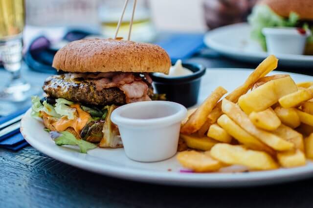 muestra una hamburguesa y su precio de $20