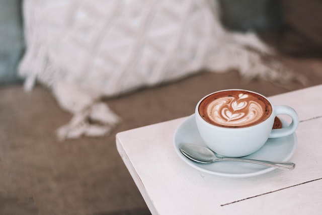 muestra un café capuchino y su precio de $5