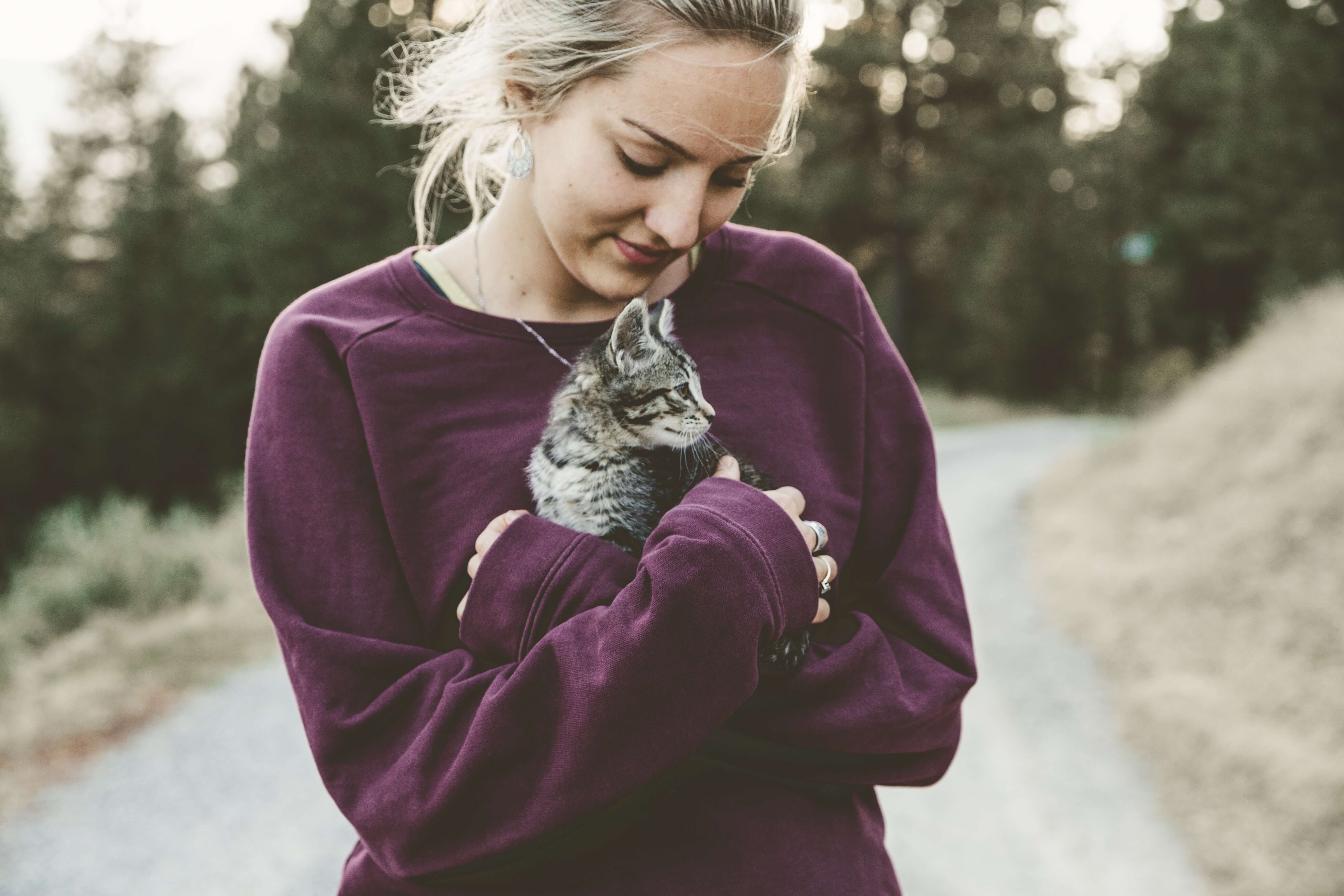 muestra una mujer con un gato en brazos